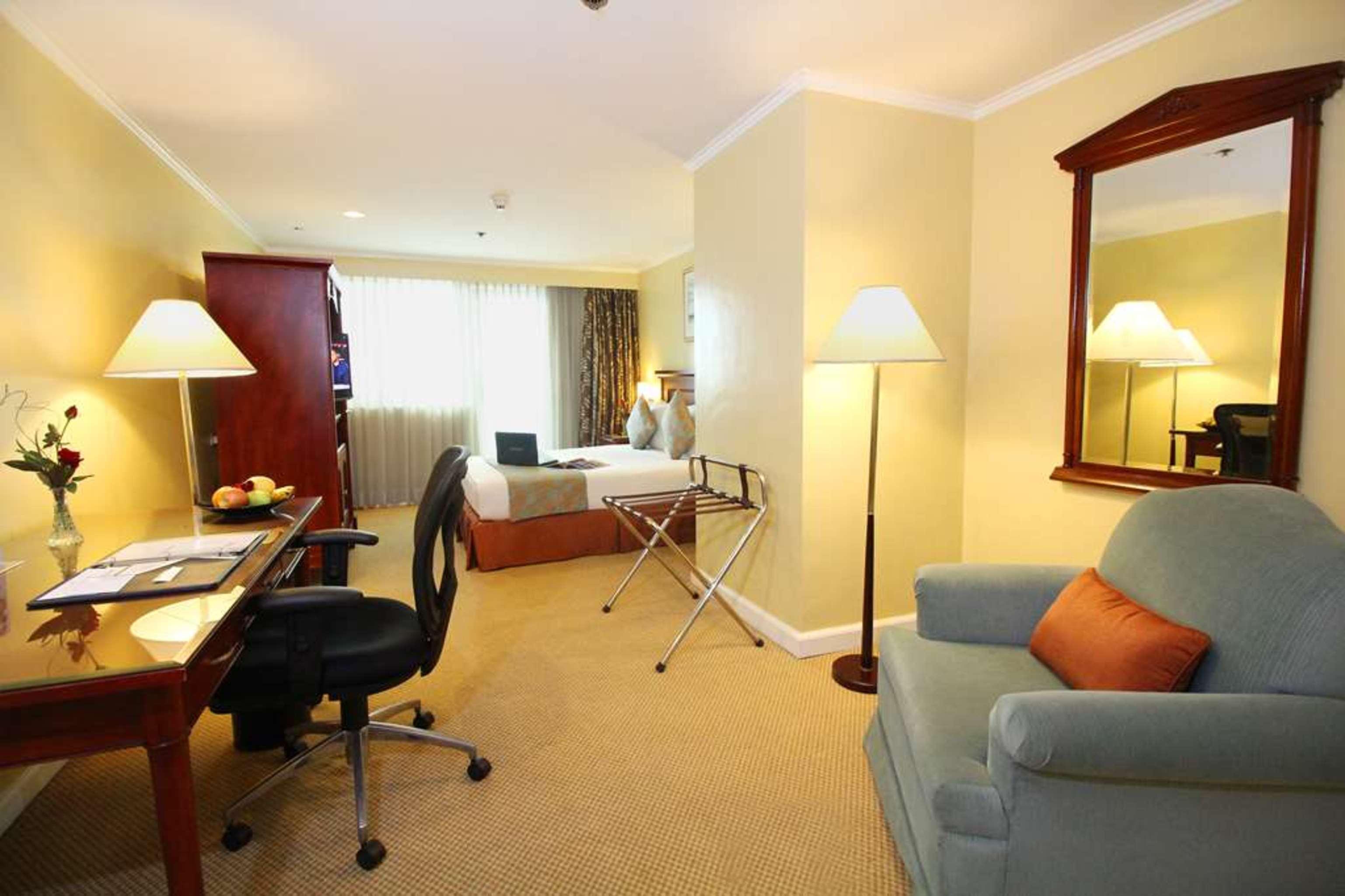 Oxford Suites Makati Makati City Zewnętrze zdjęcie