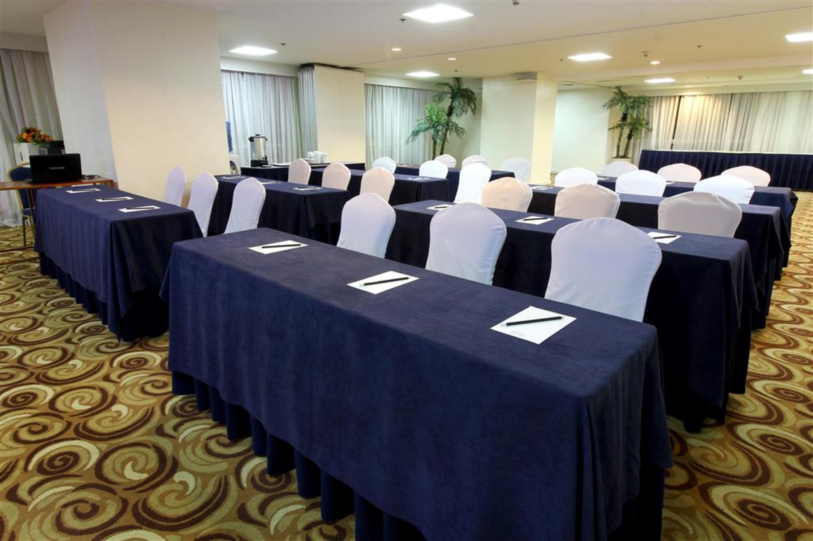 Oxford Suites Makati Makati City Zewnętrze zdjęcie