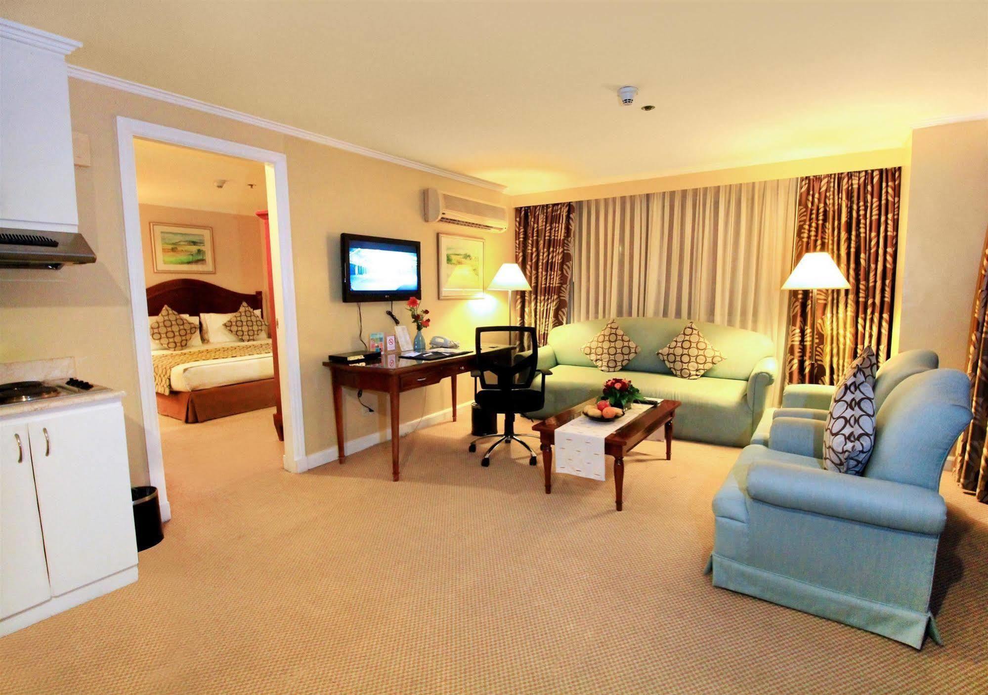 Oxford Suites Makati Makati City Zewnętrze zdjęcie