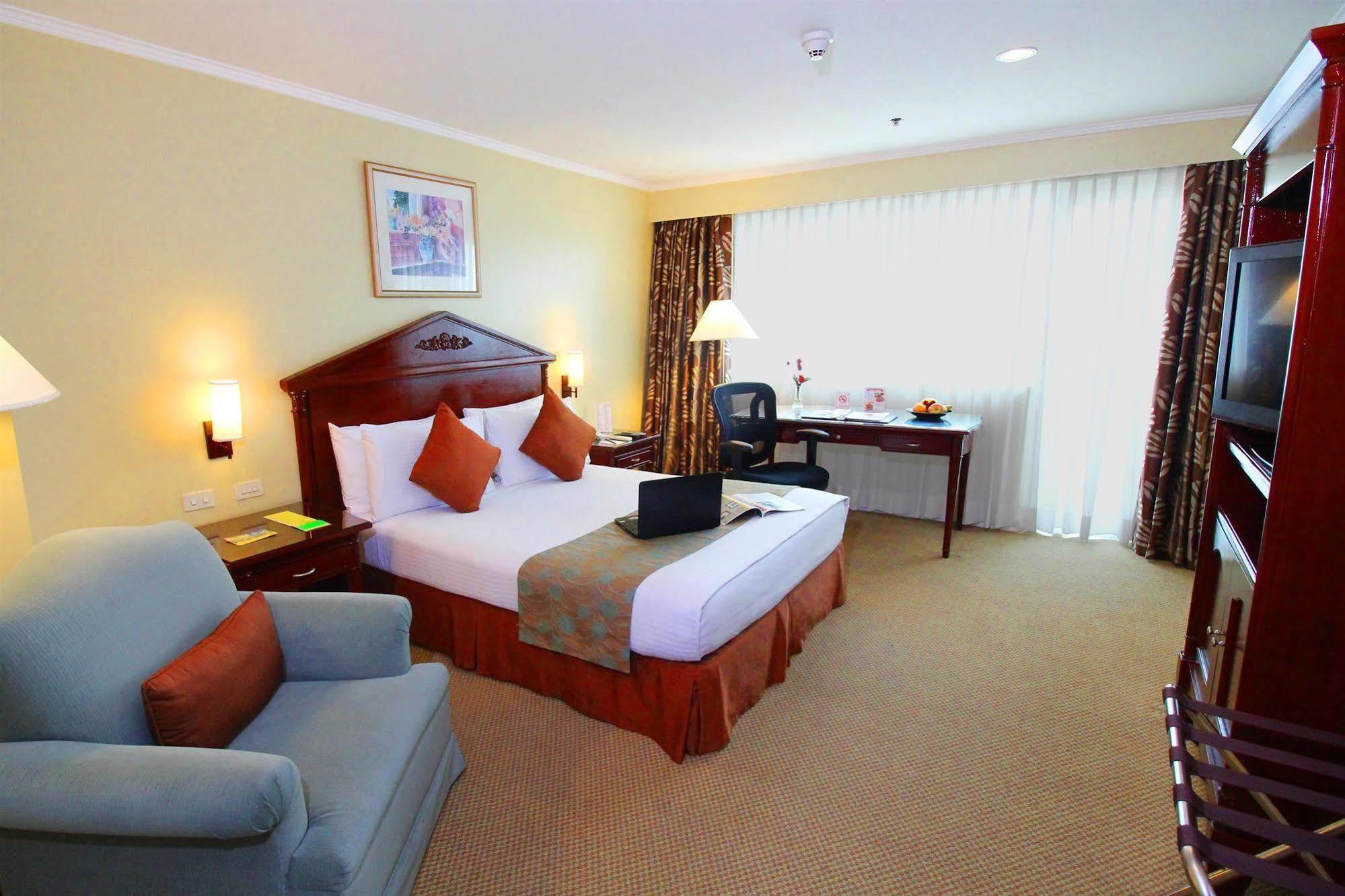 Oxford Suites Makati Makati City Zewnętrze zdjęcie