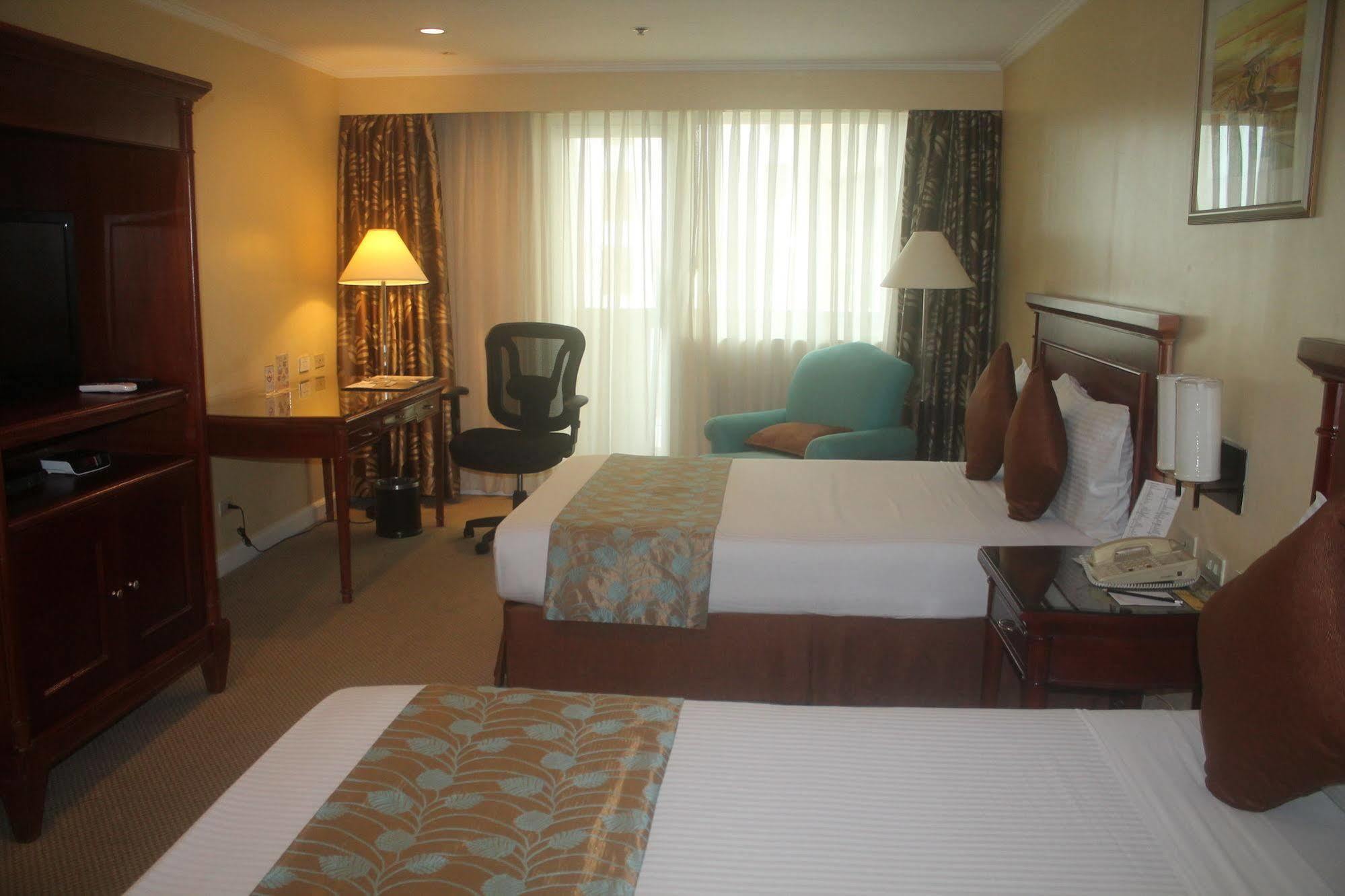 Oxford Suites Makati Makati City Zewnętrze zdjęcie