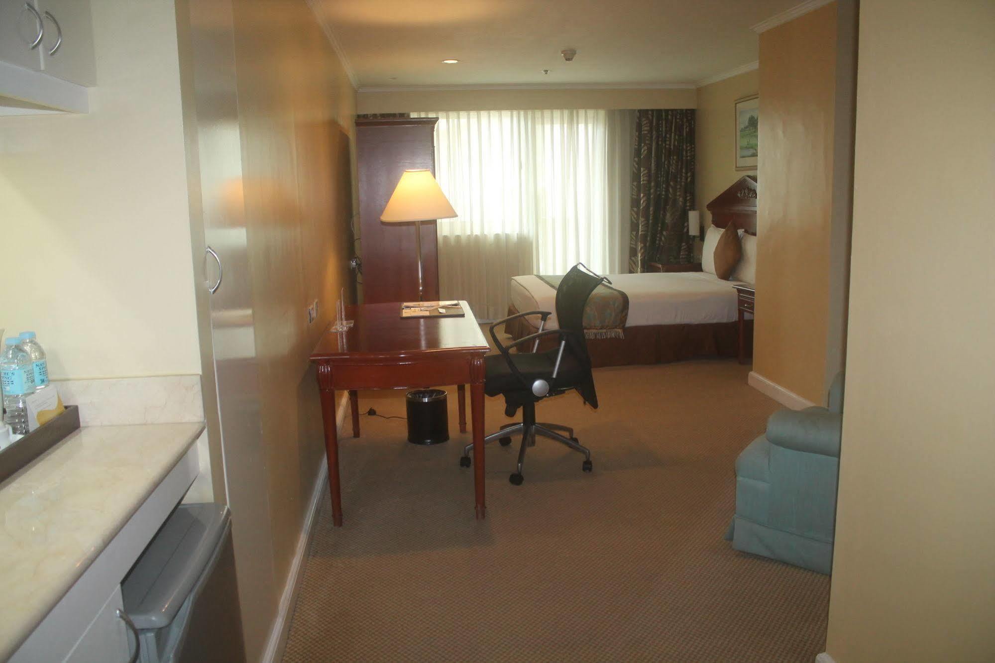 Oxford Suites Makati Makati City Zewnętrze zdjęcie
