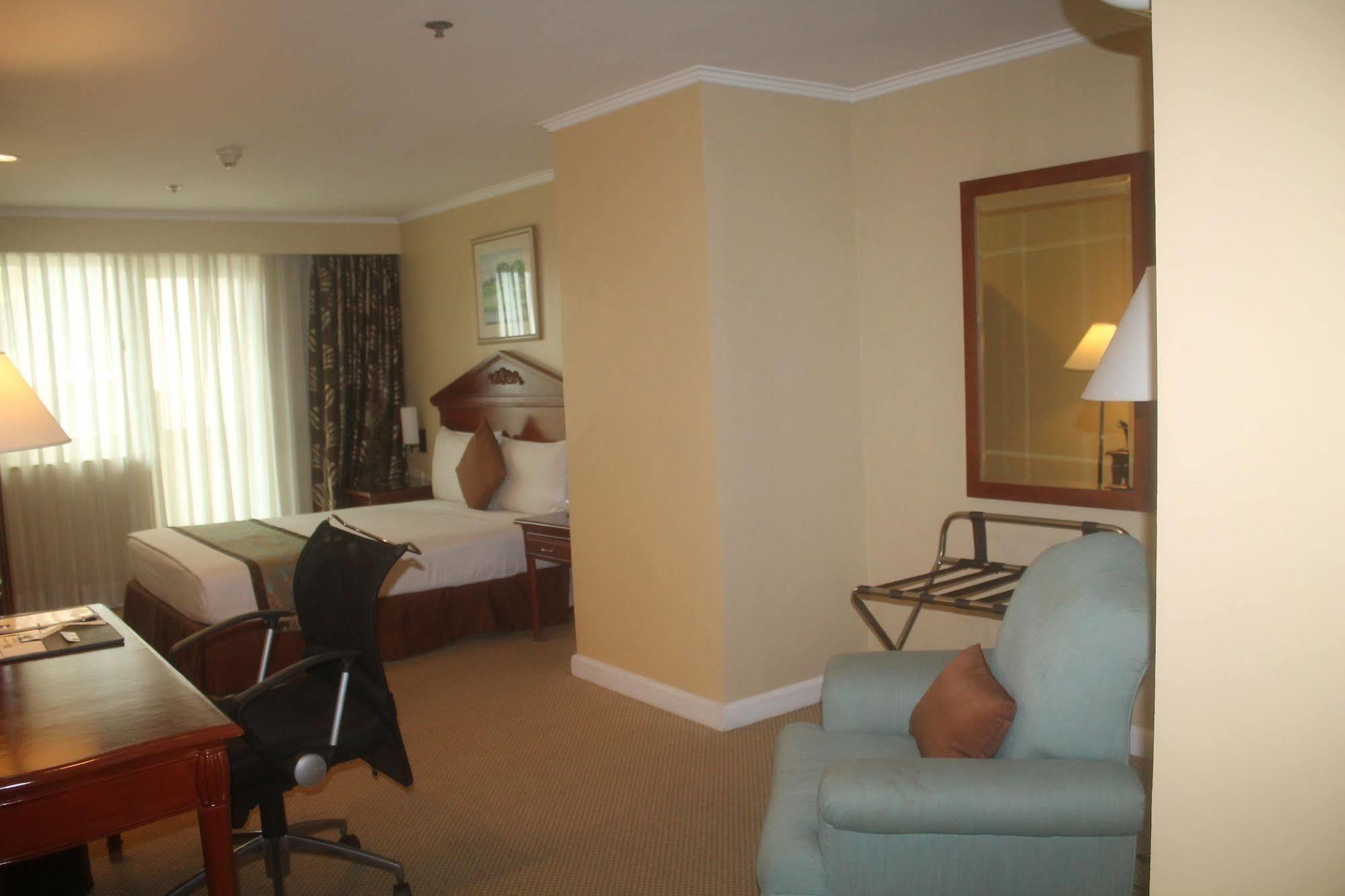 Oxford Suites Makati Makati City Zewnętrze zdjęcie