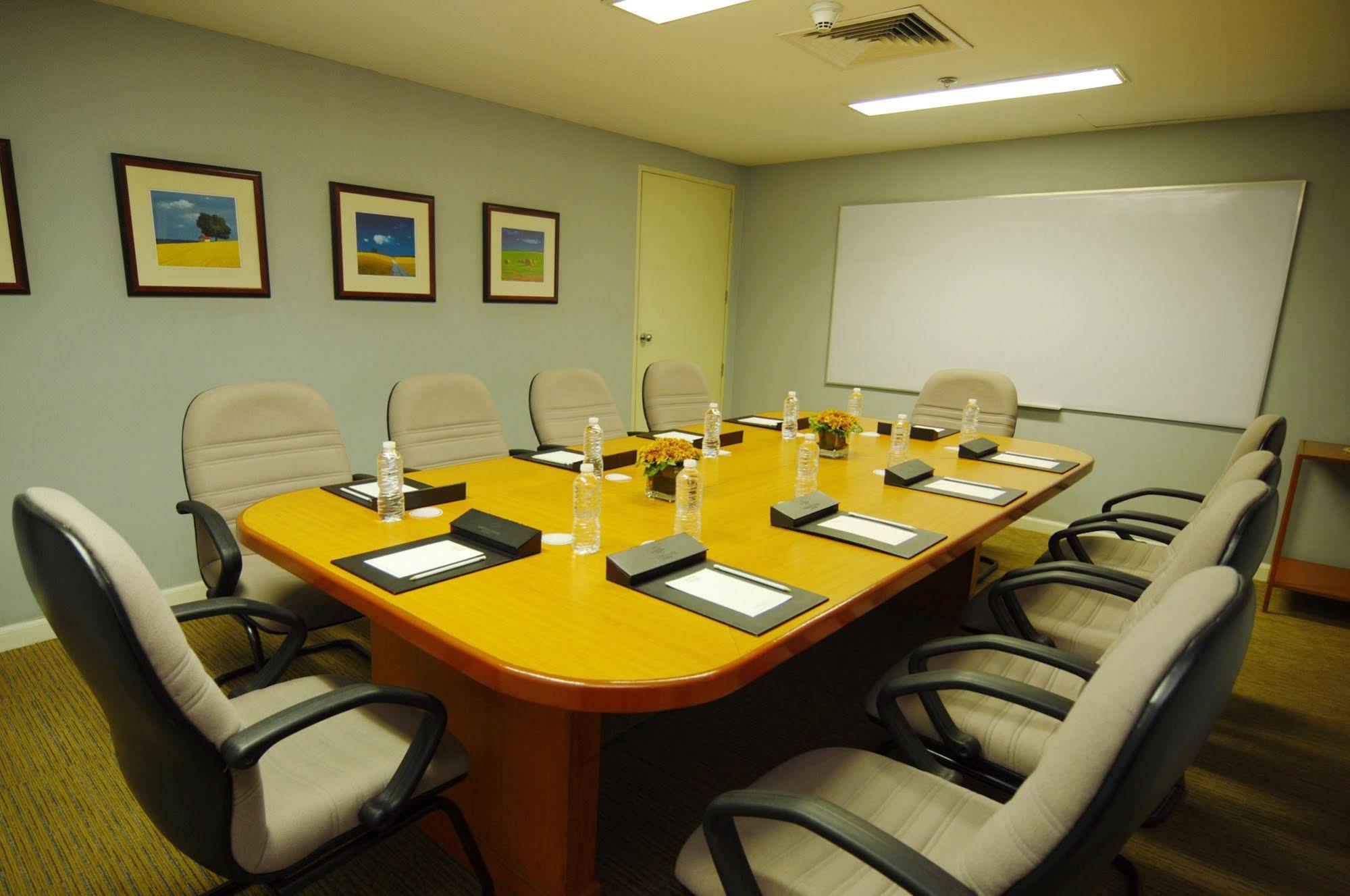 Oxford Suites Makati Makati City Zewnętrze zdjęcie