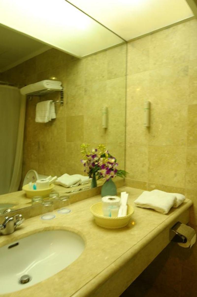 Oxford Suites Makati Makati City Zewnętrze zdjęcie